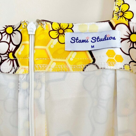 Honey Bee Print Shorts Overalls - Picture 5 of 5